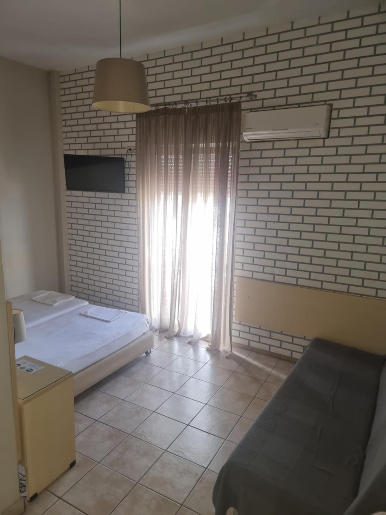 Kentrikon Hotel Chalkida Bagian luar foto