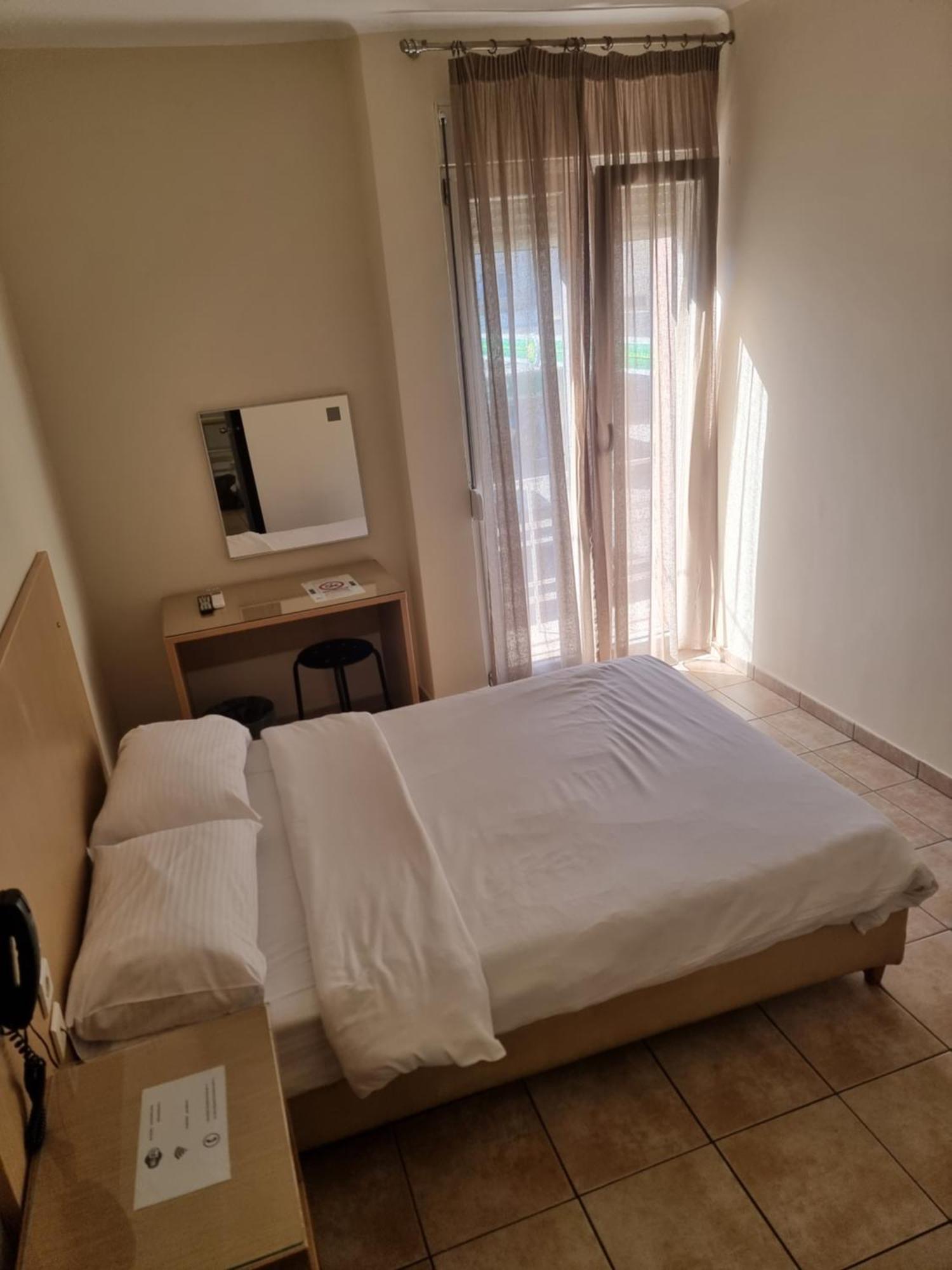 Kentrikon Hotel Chalkida Bagian luar foto