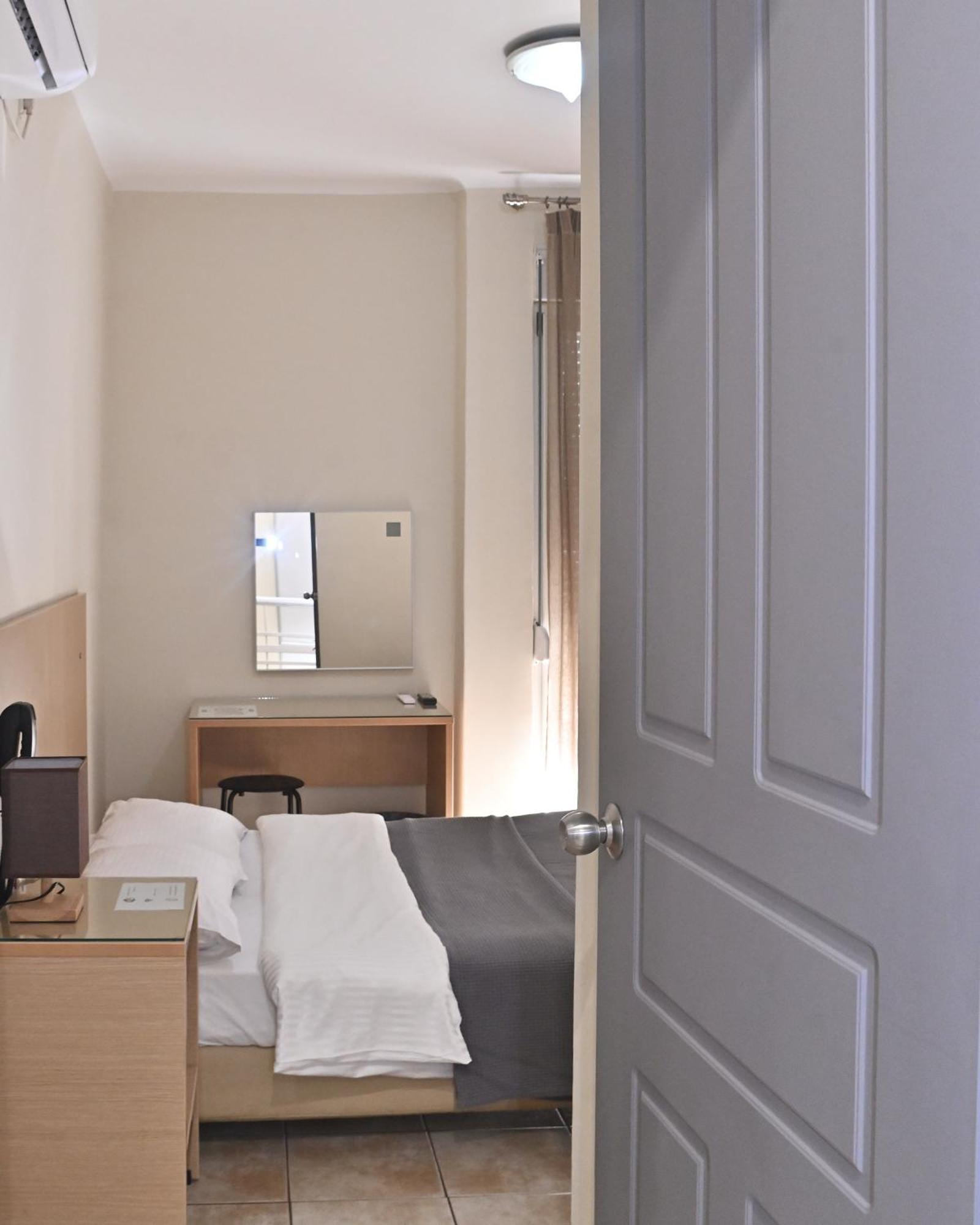 Kentrikon Hotel Chalkida Bagian luar foto